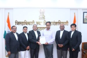 जिल्हा सरकारी वकील ॲड. सुरेंद्र काबरा , जिल्हाधिकारी जळगाव श्री. आयुष प्रसाद , सर्व सहाय्यक सरकारी वकील 