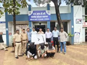 जळगाव जिल्ह्यातुन ०२ वर्षाकरीता तेजस दिलीप सोनवणे हद्दपार केलेल्या या सराईत गुन्हेगारास अटक करुन मा. न्यायालयात हजर केला असता त्यांना ०३ दिवसाची पोलीस कस्टडी 