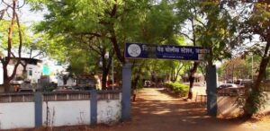 जिल्हा पेठ पोलीस स्टेशनच्या मुख्य रस्त्यावर काही टू व्हीलर खरेदी-विक्री करणाऱ्या एजंटांनी सार्वजनिक रस्त्यावरच गाड्या उभ्या करून विक्री सुरू