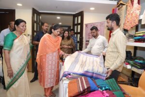 केंद्रीय युवा कार्य आणि क्रीडा राज्यमंत्री रक्षा खडसे यांनी हातमाग प्रदर्शनाला भेट