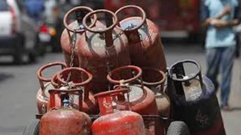 सिलेंडर ‘सबसिडी’च्या नावावर तेल कंपन्यांना तीस हजार कोटी, थेट पंतप्रधान मोदींकडे तक्रार…