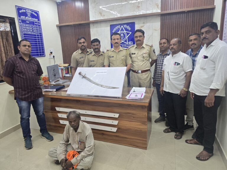 हातात तलवार बाळगुन दहशत पसरवुन सार्वजनिक शांतता भंग !  मा.पोलीस अधिक्षक सो, श्री महेश्वर रेड्डी सर यांच्या आदेशानुसार इसमास ताब्यात घेवुन त्याच्यावर कायदेशीर कारवाई.