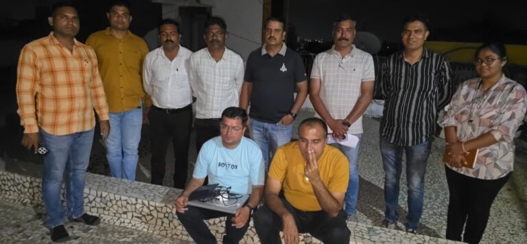 इंडीया वि. पाकिस्तान क्रिकेट मॅचवर ऑनलाईन बेटीग (सट्टा) खेळविणारे ०२ ईसांवर कारवाई करुन १,०५,०००/- रु किंमतीचा मुद्देमाल हस्तगत