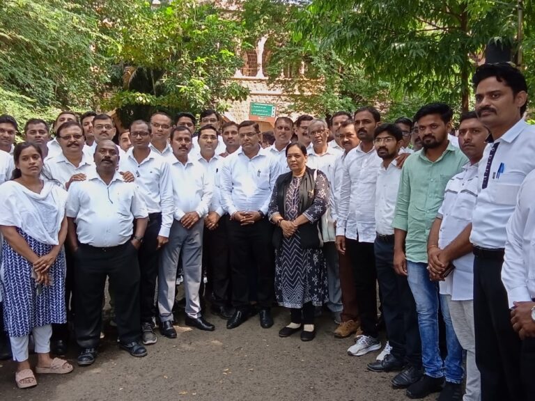 पोलीस निरीक्षक उद्धव डमाळे यांनी वकिला विरुद्ध गुन्हा दाखला केला म्हणून त्यांना निलंबित व शस्तीची शिस्तभंग कारवाई करणेबाबत आज जळगाव जिल्हा वकील संघटना च्या वतीने जिल्हाधिकारीना देण्यात आले निवेदन.