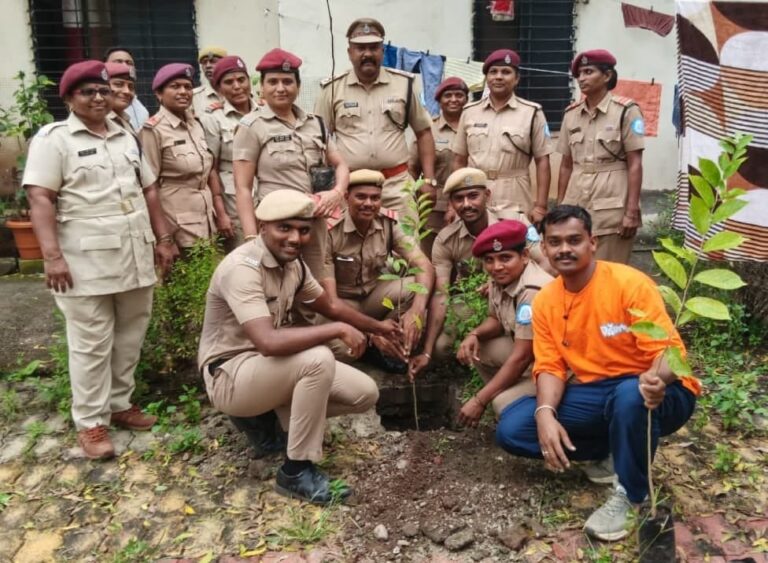 यावल येथील होमगार्ड दलातर्फे वृक्षारोपण