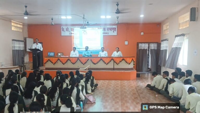 के. के. एम. महाविद्याल्यात वाणिज्य शाखेतील विध्यार्थ्यांसाठी करियर मार्गदर्शन शिबीर संपन्