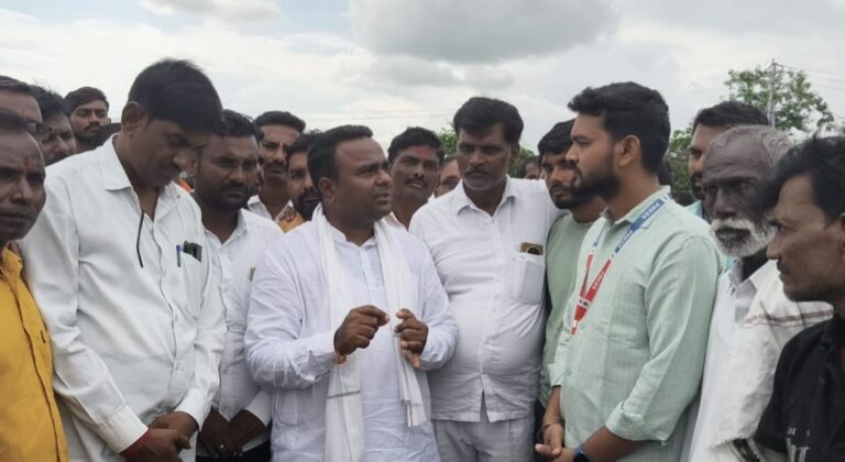 टाकळी गावातील पूरग्रस्तांची आमदार जितेश अंतापूरकर यांनी केली पाहणी; तात्काळ मदतीसाठी शासनाला आवाहन”