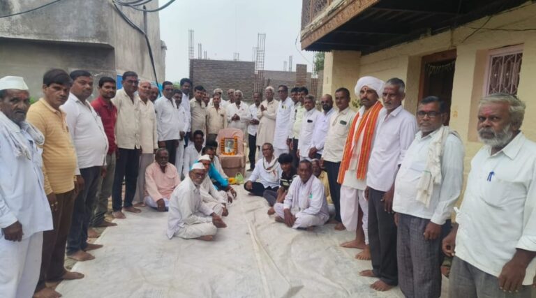 मानोली येथे स्व. शरद जोशी यांची जयंती साजरी