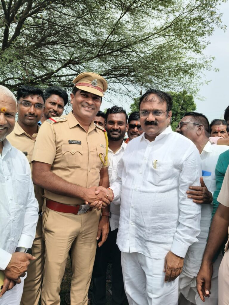 राज्यसभेचे सदस्य अजित गोपछडे यांची अटकळी व टाकळी येथे पूरग्रस्त भागाची पाहणी.
