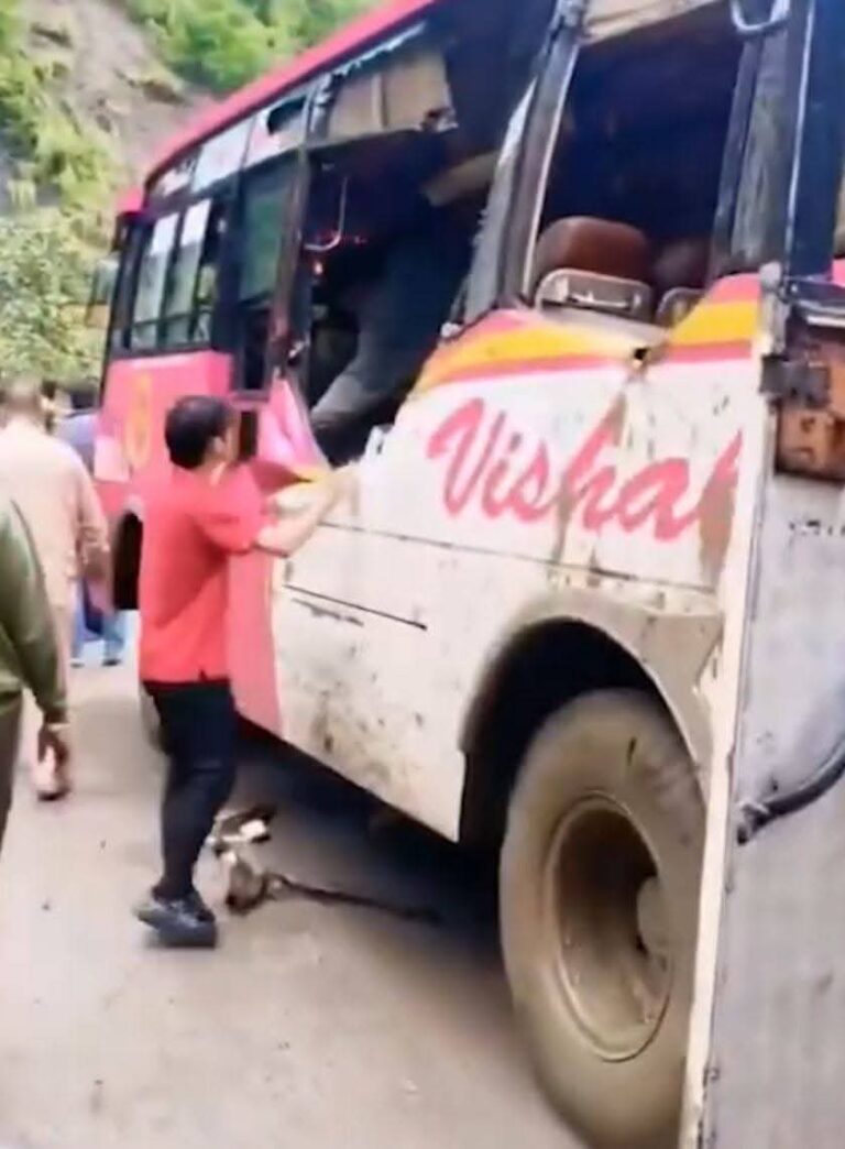 हिंदुस्तान-तिबेट मार्ग) वरील बिथल (कालीमिट्टी) परिसराजवळ झालेल्या दुर्दैवी अपघातात सौ. लक्ष्मी विराणी (जळगाव, महाराष्ट्र) यांचे अकाली निधन