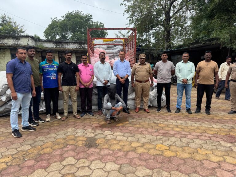 महाराष्ट्रात प्रतिबंधीत असलेला गुटखा ची अवैधरीत्या वाहतूक करणारे इसमांवर वाहनासह कारवाई , १,०२,३३४६०/- रु चा मुद्देमाल हस्तगत