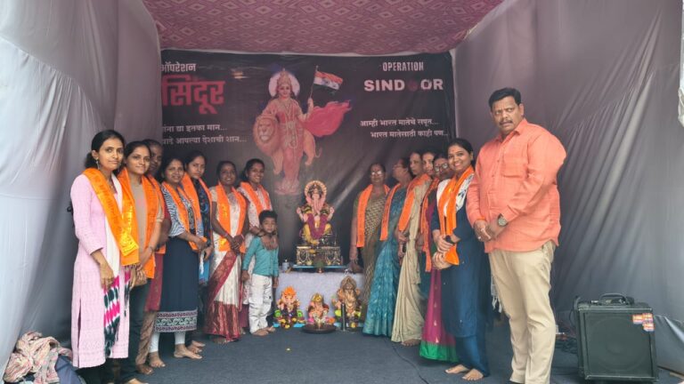 गुलटेकडी येथील एका तरुण मित्र मंडळाच्या वतीने अंगणवाडी सेविकांचा सन्मान,