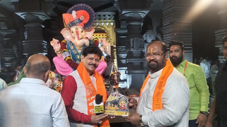 साने गुरुजी नगर मित्र मंडळ चे वतीने अध्यक्ष श्री .धीरज घाटे यांचे हस्ते  सन्मानचिन्हअहवाल देवून सत्कार