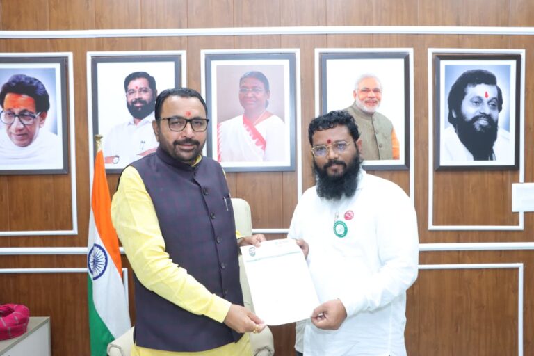शेतकरी संघटनेचे विदर्भ अध्यक्ष लक्ष्मीकांत कौठकर व मंत्री प्रतापराव जाधव यांच्यात  तणनाशक ला सहनशीलअनधिकृत ht bt कापसाच्या वानाला मंजुरी मिळावी या करिता  भेट व चर्चा