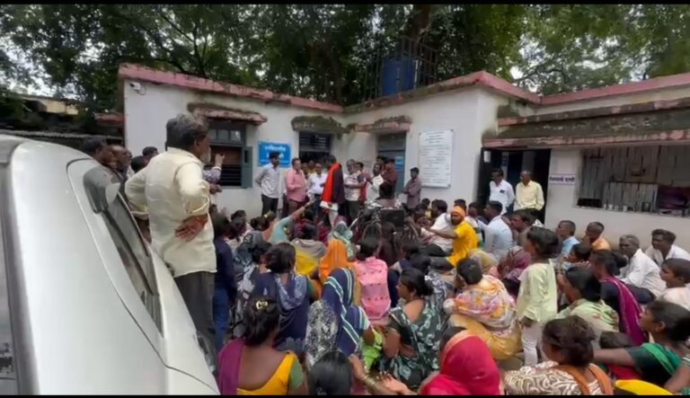 शिवसेनेच्या वतीने  नगर परिषद व  जीवन प्राधिकरण कार्यालयासमोर शेकडो नागरिक महिला पिण्याच्या पाण्याचे मडके फोडून केले निषेध आंदोलन