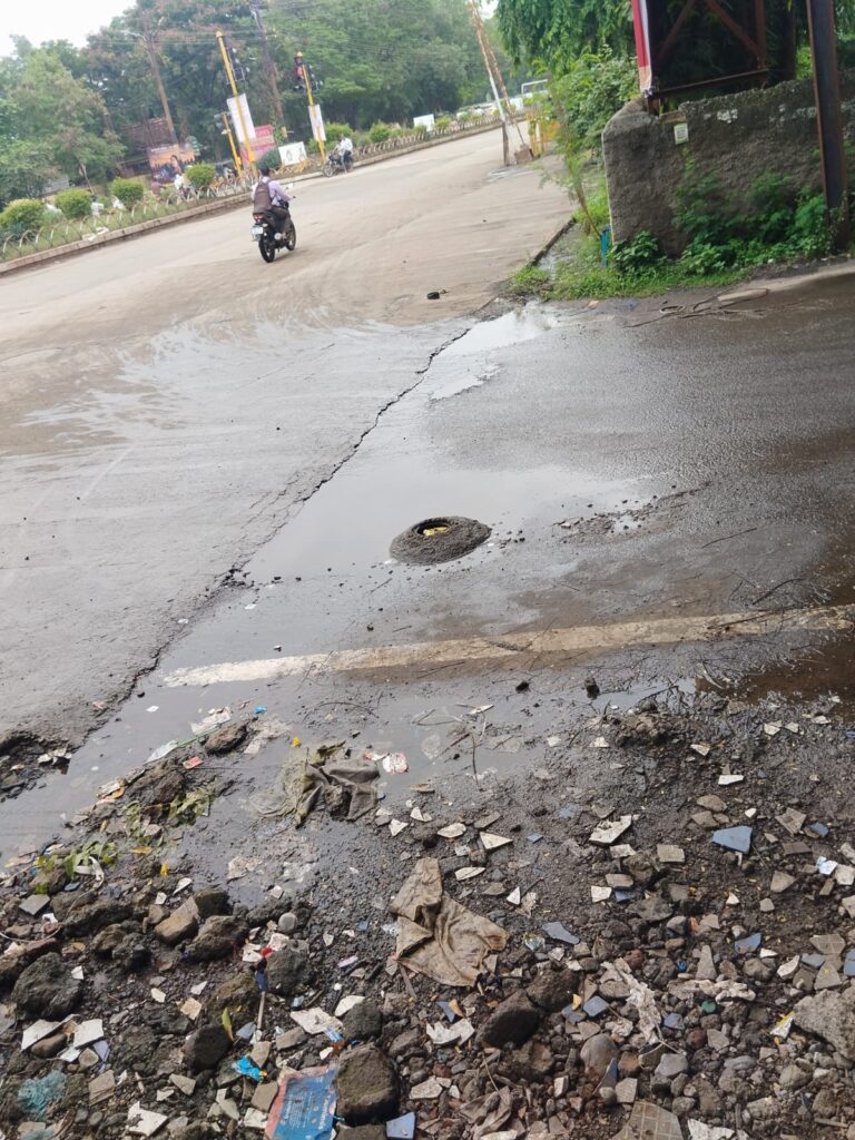 महापालिकेच्या मुख्य पाईपलाईनमधून  तीन महिन्यांपासून  पाणीगळती !  दररोज शेकडो लिटर पाणी वाया !    तक्रारींकडे महापालिकेचा कानाडोळा