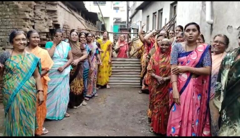 खिर्डी बु! येथे महिलांचा उग्र अवतार – त्रासाला कंटाळून गावाचा महत्त्वाचा रस्ता असल्याने रस्त्याला पूर्णपणे पत्रांचे कुंपण करून बंद  रस्ता बंद!