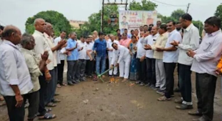 पंतप्रधान नरेंद्र मोदी यांच्या वाढदिवशी आ. अमोल जावळे यांच्या पुढाकारातून बामणोद–हंबर्डी रस्त्याचे भूमिपूजन