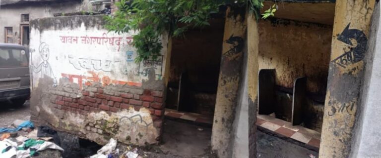 यावल शहरातील मुताऱ्यां शौचालय साफसफाई अभावी दुर्दशा, दुर्गंधीमुळे नागरिकांमध्ये तीव्र संताप.
