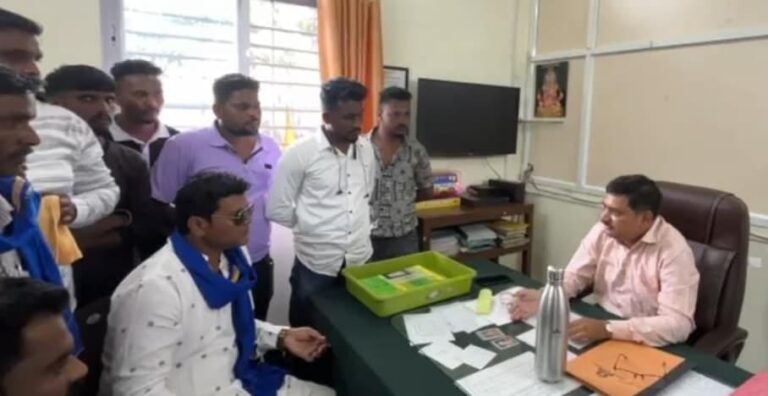 आगारप्रमुख दिलीप महाजन  यांना  भीम आर्मीचे जिल्हाध्यक्ष गणेश सपकाळे यांनी थेट जाब विचारत ठणकावले :