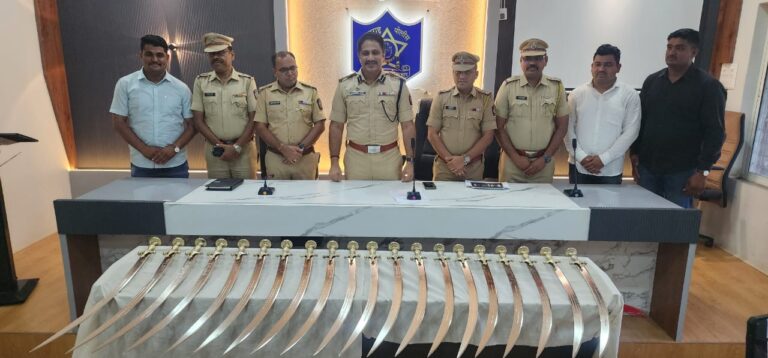 अवैधरित्या १८ तलवारी विक्री करण्याचे उददेशाने कब्जात बाळगणा-या इसमावर करवाई