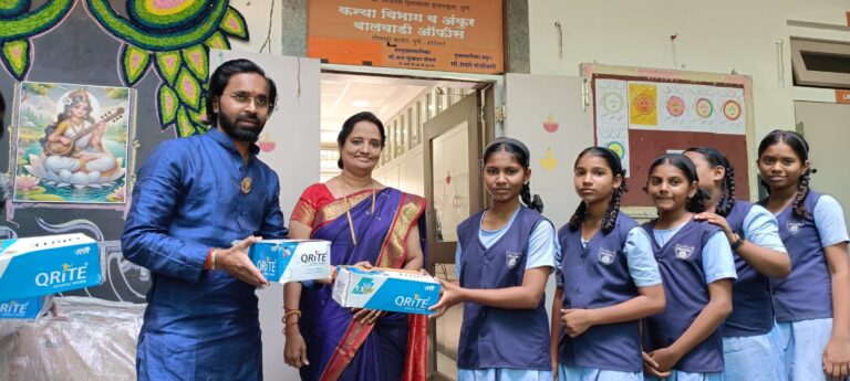 नवरात्र निमित्त कॉन्व्हेंट स्ट्रीट मित्र मंडळ ट्रस्टच्या वतीने कॅम्प एज्युकेशन सोसायटी कन्या विभाग या शाळेतील गरजू विद्यार्थिनींना बूट वाटप