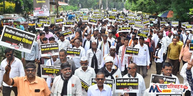 जिल्हाधिकार्‍यांनी खाली येऊन निवेदन स्वीकारण्याची  मागणी मान्य न झाल्याने  शेतकरी नेते बच्चू कडू यांच्या नेतृत्वाखाली – थेट जिल्हाधिकारी कार्यालयाच्या मुख्य प्रवेशद्वाराचा दरवाजा तोडून आत प्रवेश