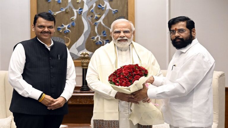 शेतकऱ्यांच्या जीवन-मरणाचा प्रश्न    ?   महाराष्ट्रावर निसर्ग कोपला आणि आपण शेतकऱ्यांची हाती देतोय भोपळा, हे सरकारला शोभतं का..?