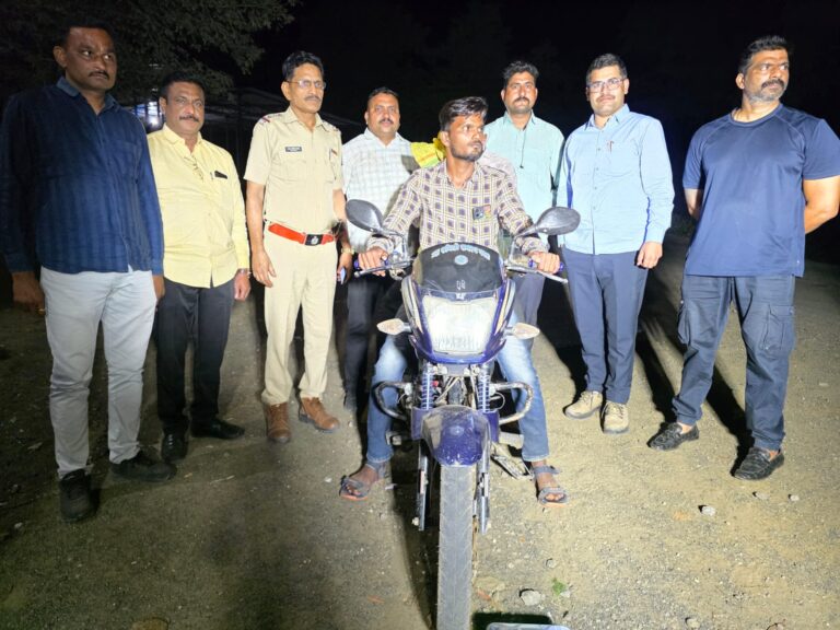 अवैध गांजा वाहतुक करणा-या मोटार सायकल वरील दोन्ही इसमास ताब्यात