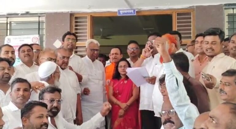 शेतकऱ्यांच्या नुकसानीच्या मागण्यांना लोकप्रतिनिधी व नागरिकांचा एकत्रित पाठिंबा यावल तहसीलदार मोहनमाला नाझिरकर यांना निवेदन
