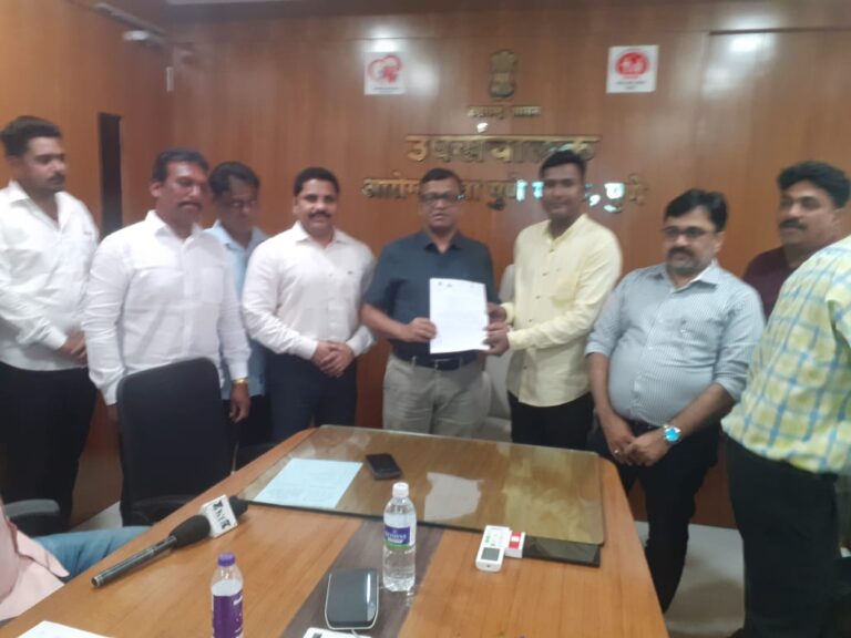 आरोग्य सेवा मंडळ पुणे उपसंचालक डॉ भगवान पवार यांचा अखिल भारतीय सफाई मजदूर काँग्रेसचे सातारा जिल्हा अध्यक्ष बबलू सोळंकी यांच्या हस्ते सन्मान