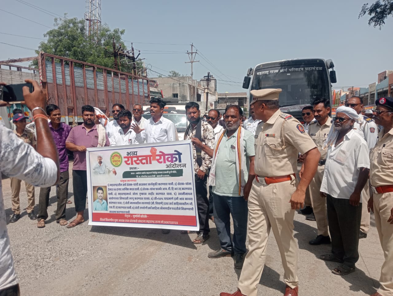 अकोला अकोट महामार्गावरील चोहोट्टा बाजार येथे रयत शेतकरी संघटनेच्या वतीने रस्ता रोको आंदोलन..  अकोट