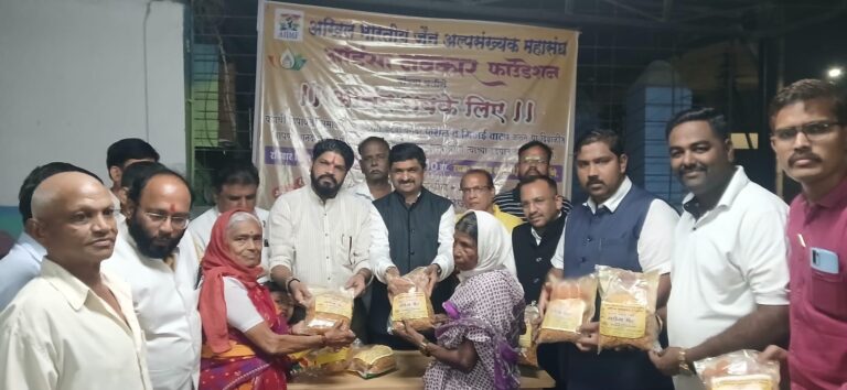 अखिल भारतीय जैन अल्पसंख्यांक महासंघ व अहिंसा नवकार फाउंडेशनच्या वतीने गरीब गरजू नागरिकांना दिवाळी फराळ, मिठाई व दीपावली साहित्य वाटप सोहळा संपन्न,