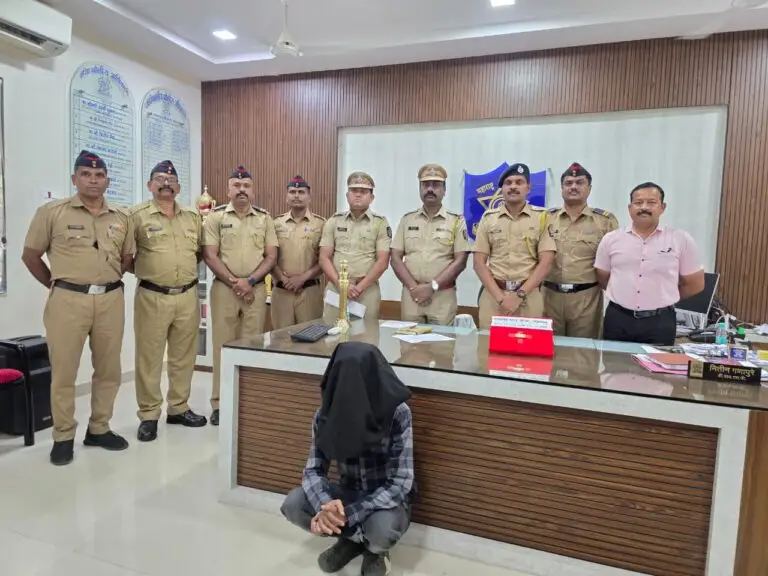 गुन्हयातील फरार आरोपीताचा तब्बल 8 वर्षांनी शोध घेवुन आरोपी कडुन अपहार केलेली एकुण 11 लाख 90 हजार रुपये किमतीची 100 ग्रॅम वजनाची सोन्याची लगड हस्तगत