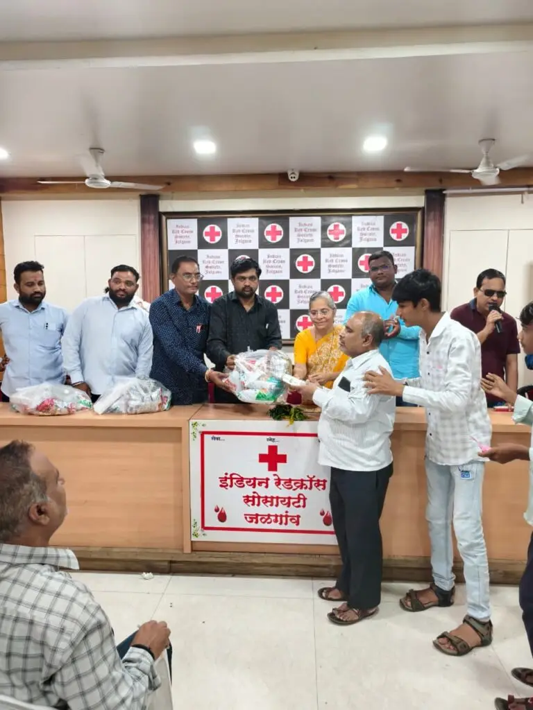 इंडियन रेडक्रॉस सोसायटी जळगाव येथे मुंबई नोडा संस्थेद्वारा जिल्ह्यातील शंभर प्रज्ञाचूक्ष व दिव्यांग बांधवांना आज दिवाळीचा फराळ व भेट वस्तु वाटप