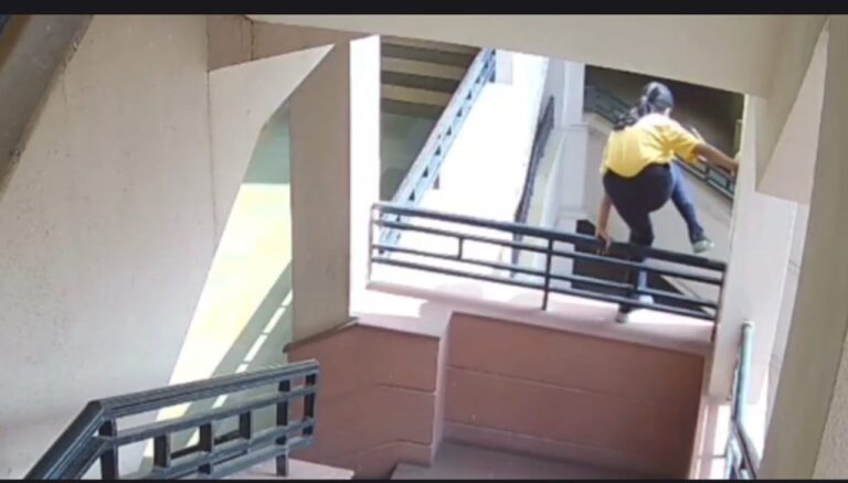 जयपूरमधील नीरजा मोदी शाळेतील विद्यार्थिनी मायराच्या शिक्षकाने छळ केल्या मुळे आत्महत्या Live video-