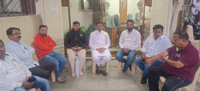  “शेतकऱ्यांना उर्वरित कापूस विक्रीसाठी अडचणी येऊ नयेत व योग्य भाव मिळावा, म्हणून C.C.I. ने नोंदणी करून एकरी १५ क्विंटलपर्यंत कापूस खरेदी करावा.”या मागणीवर प्रतिसाद देताना मा. खासदार अनुप दादा धोत्रे यांनी दिले  आश्वासन