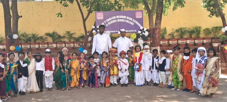 सोना आई इंग्लिश मीडियम हायस्कूल मध्ये लहुजी साळवे आणि पंडित जवाहरलाल नेहरू यांच्या प्रतिमेस शाळेचे अध्यक्ष नरसिंग राव यांच्या हस्ते पुष्पहार अर्पण करून विनम्र अभिवादन