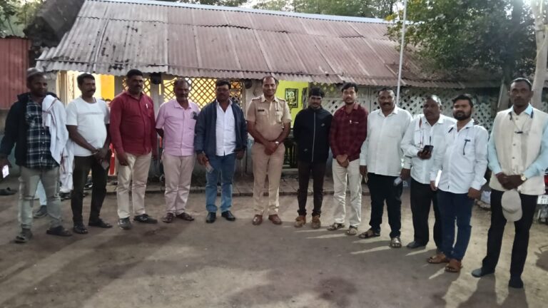 दहीहंडा पोलीस स्टेशनच्या नवनियुक्त ठाणेदारांकडून  अंकुश टीव्ही जिल्हा प्रतिनिधी — नीलकंठ वसू पाटील  व मान्यवरांची भेट