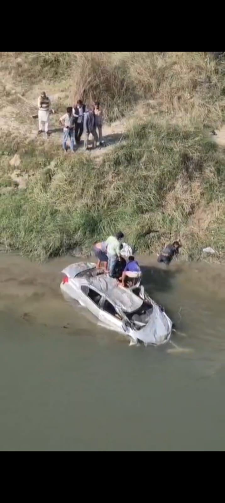 कार पुलाची रेलिंग तोडून नदीत पडली -४ जखमी- LIVE NEWS – VIDEO