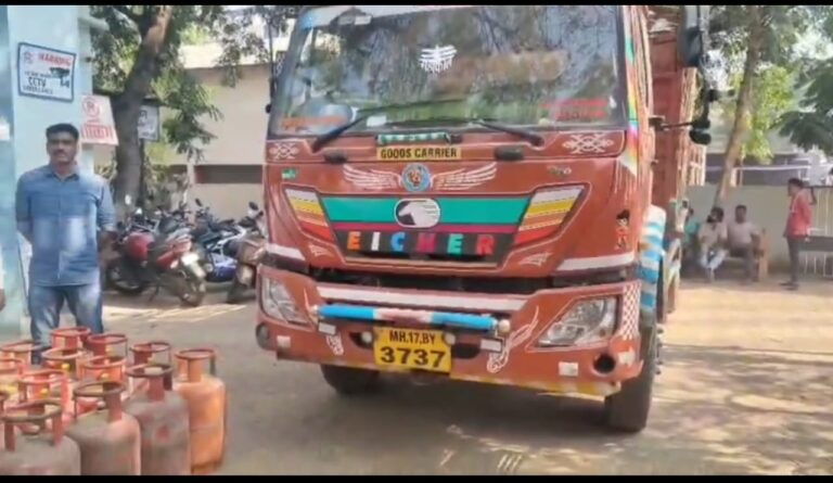 भारत पेट्रोलिअम जळगाव  येथून आयशर MH-17- BYBY- 3737   वाहनामधील ३४२ सिलेंडर पैकी ६१ नग सिलेंडरची चोरी – वाहन जप्त .
