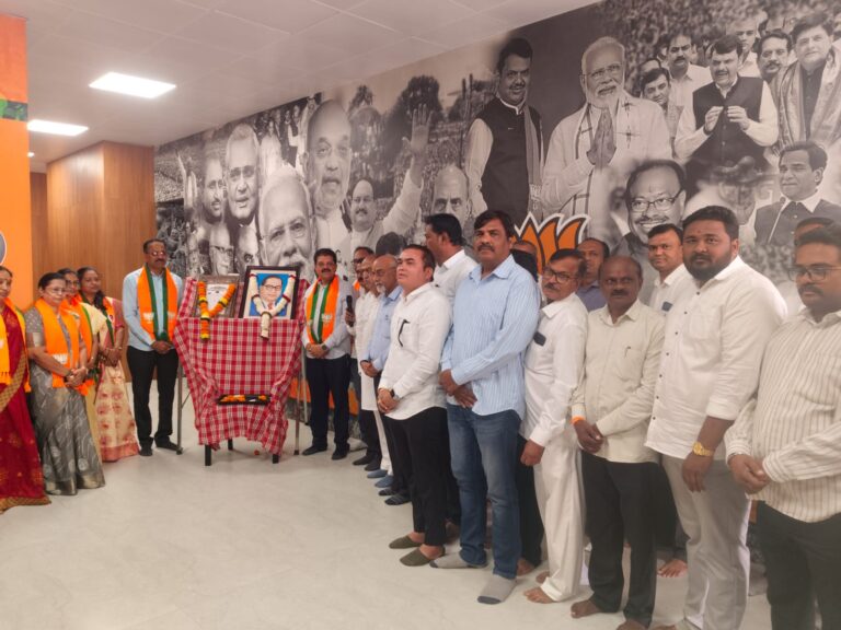 भारतीय संविधान दिनानिमित्त भाजप जिल्हा महानगर तर्फे संविधानाचे पूजन व संविधान वाचन..