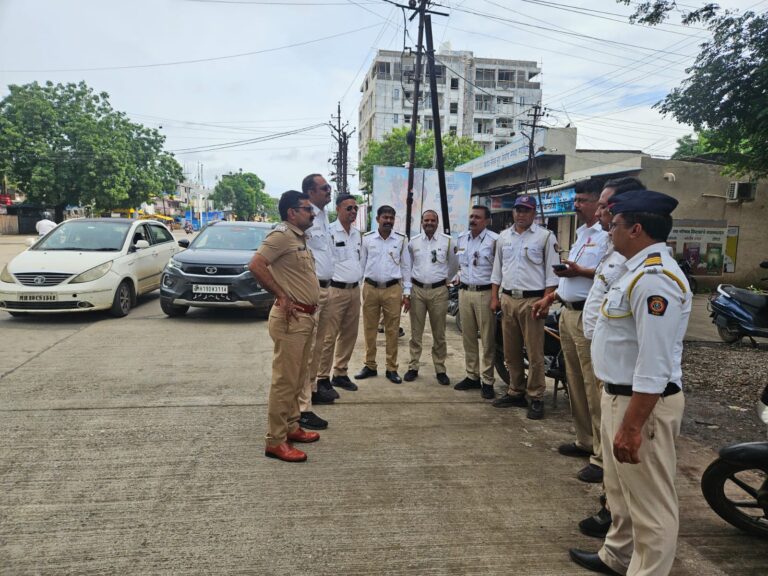 विशेष वाहन चेकिंग मोहिमे’ अंतर्गत  वाहतूक नियमांचे उल्लंघन धडक करणाऱ्यांवर कडक नाकाबंदी करून कारवाई