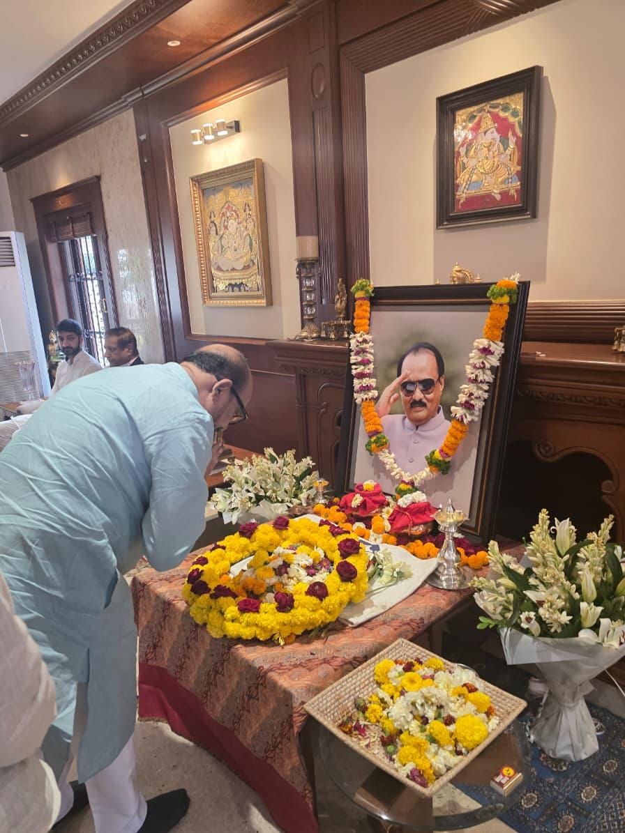 दिवंगत उपमुख्यमंत्री तथा ज्येष्ठ नेते अजित पवार यांच्या बारामती  निवासस्थानी  भेट देऊन  पालकमंत्री गुलाबराव पाटील भावपूर्ण श्रद्धांजली