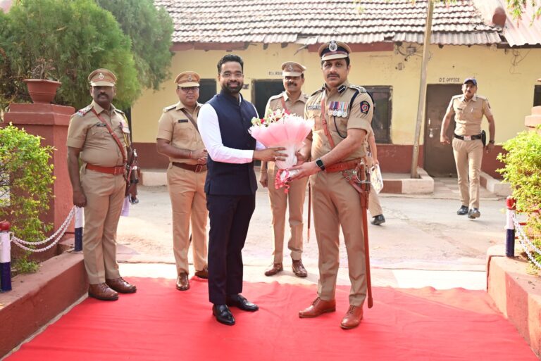 पोलीस मुख्य कवायत मैदानावर पोलिस रेझिंग डे’ हर्ष फायर करून उत्साहात साजरा.