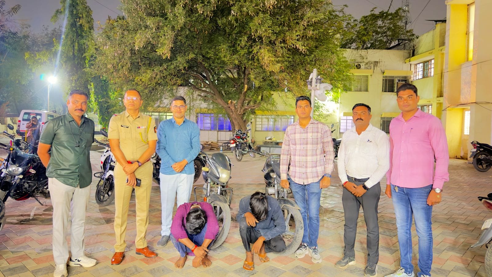 अनुराग लक्ष्मण सूनगत , दर्शन बाप्पू चव्हाण  त्यांचा एक साथीदार यांच्या मार्फतीने ३ मोटर सायकल चोरी केल्याची  स्थानिक गुन्हे शाखा, जळगाव यांना कबुली