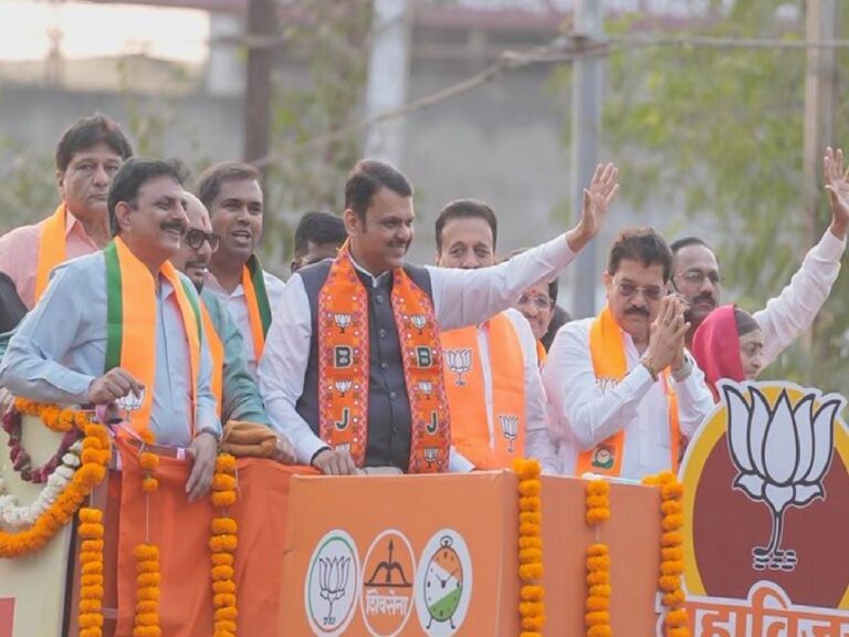 जळगावात मुख्यमंत्री फडणवीसांचा  रोडशो – जळगावात   75 पैकी फक्त   25  जागांवरच भाजप यशस्वी ठरू शकते?  – नागरिकांमध्ये चर्चा रंगली