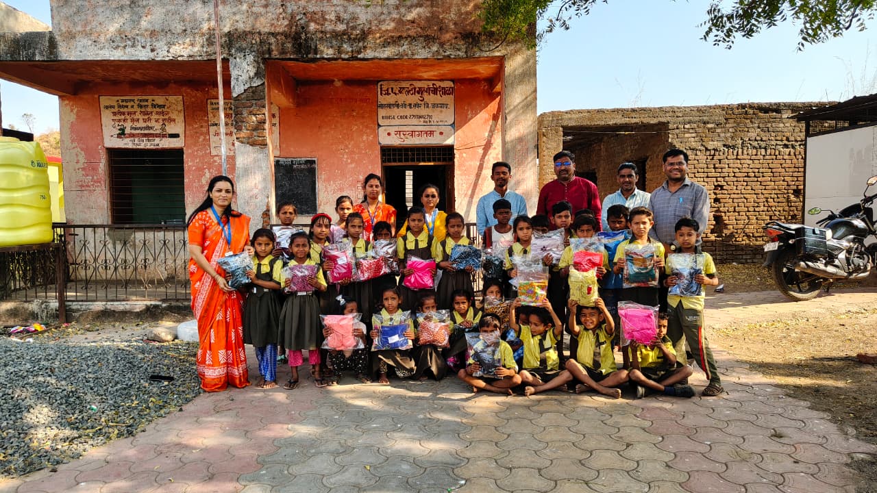 मोहमांडली येथे समता फाऊंडेशन अंतर्गत  विद्यार्थ्यांना कपडे वाटप- टेलरिंग डे साजरा