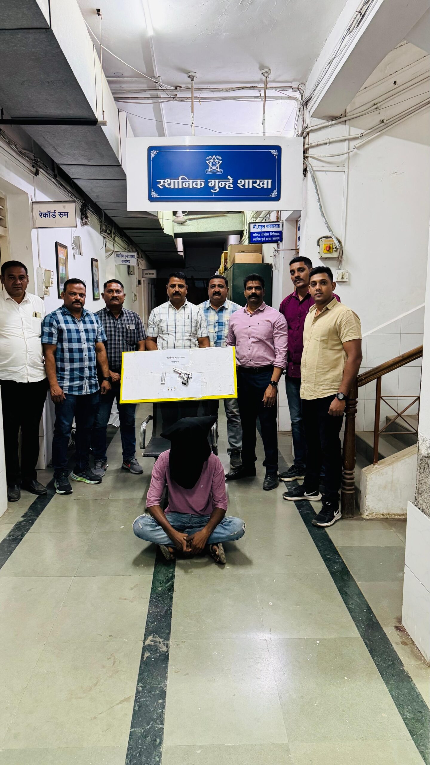 गावठी कट्टा बाळगणारा आरोपी मोटरसायकल ,  गावठी कट्टा व ०३ जिवंत काडतुस जप्त-स्थानिक गुन्हे शाखेने केला जेलबंद