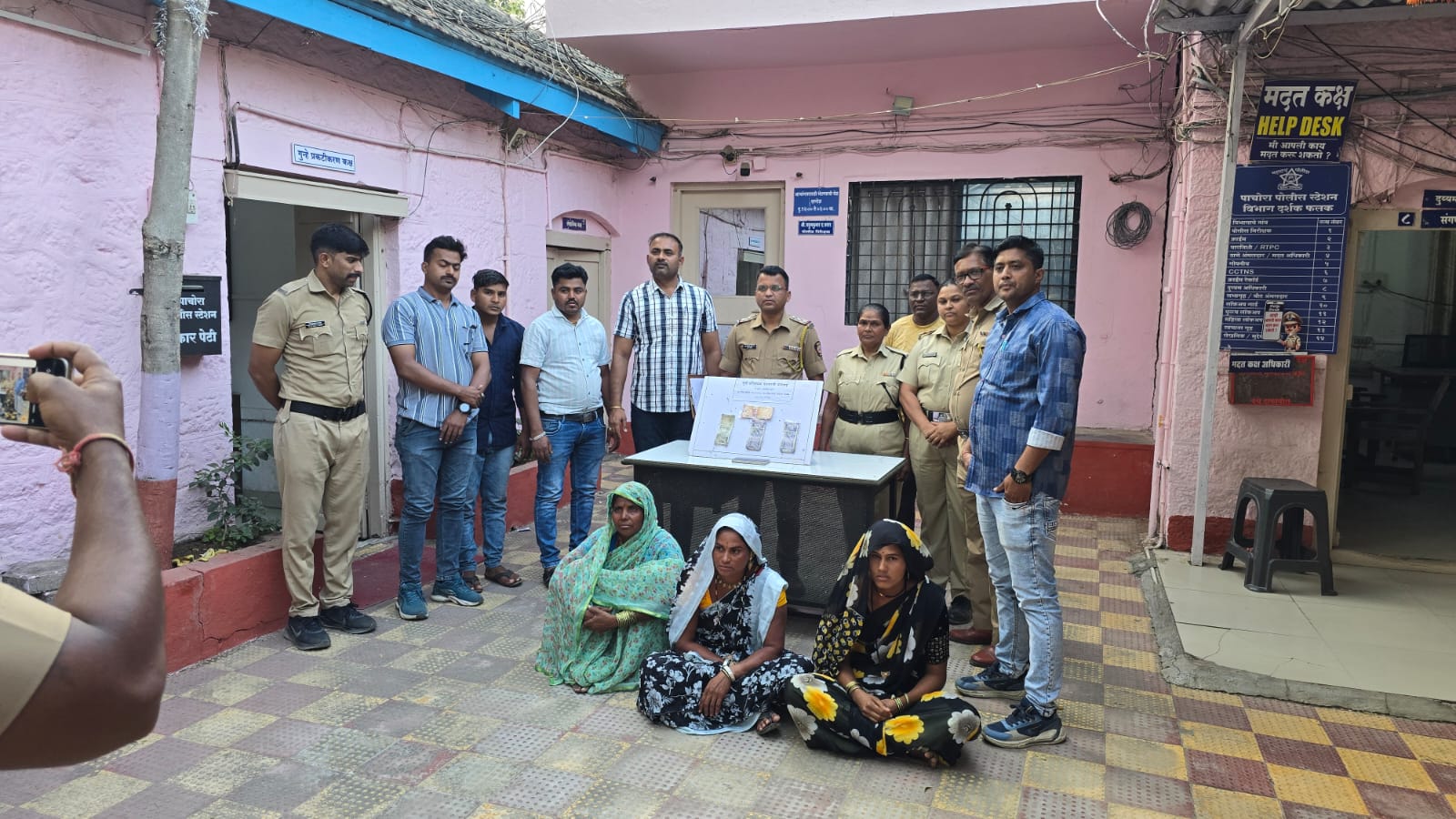 बसस्थानक, पाचोरा येथे तिन संशयीत महिला ताब्यात-गुन्हयात चोरी झालेला मुददेमाल हस्तगत